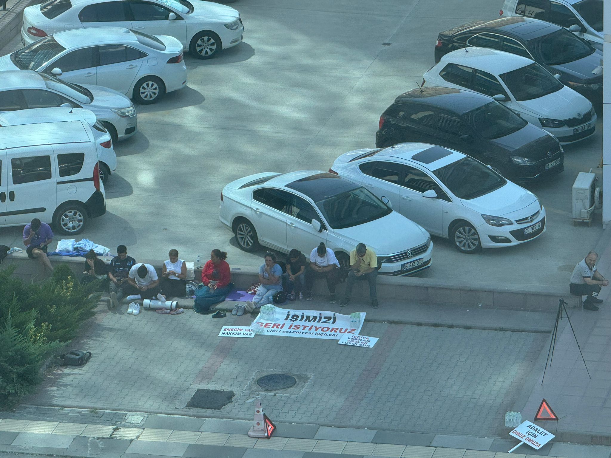 Özgür Özel’e Kongrede Sürpriz Protesto: Çiğli Belediyesi İşçileri Salondan Çıkartıldı