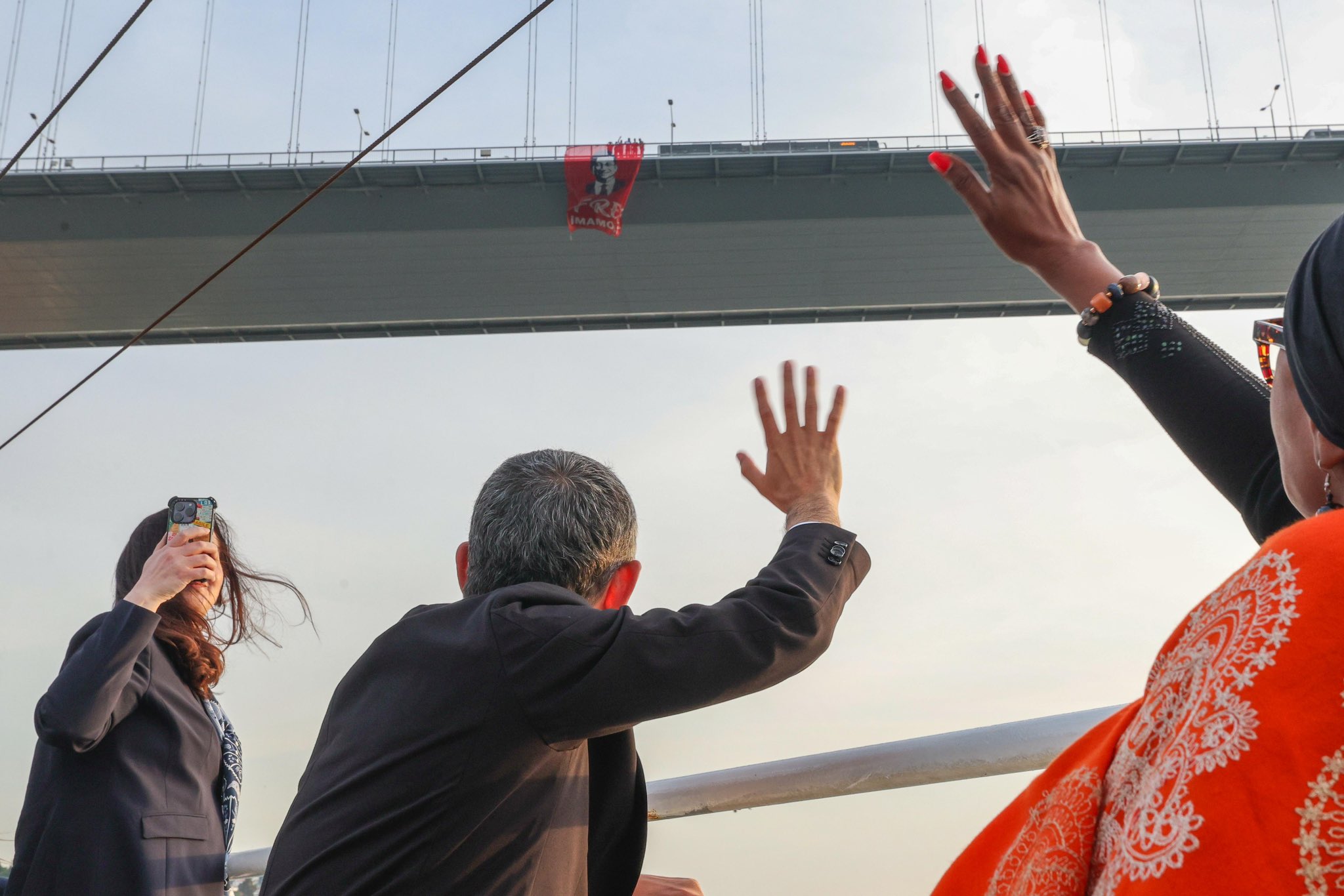 15 Temmuz Köprüsü’nde “Pankart” Değil, “Mesaj” Asıldı: Hedef Hafıza, Amaç Hesaplaşma mı?