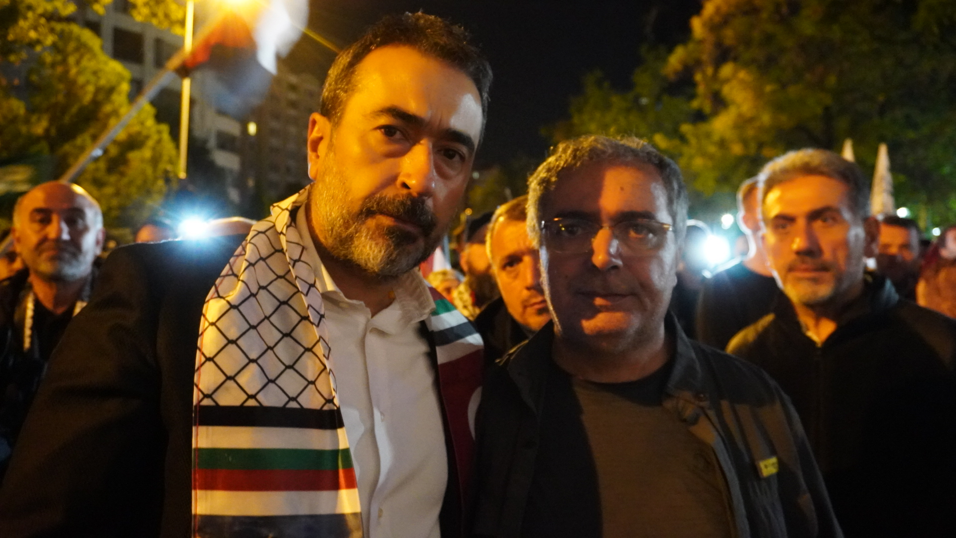 AK Parti Ankara İl Başkanı Özcan, işgalci İsrail tarafından esir alınan aktivist Metehan Sarı’nın babası ve kardeşiyle protestolarda buluşarak destek verdi.