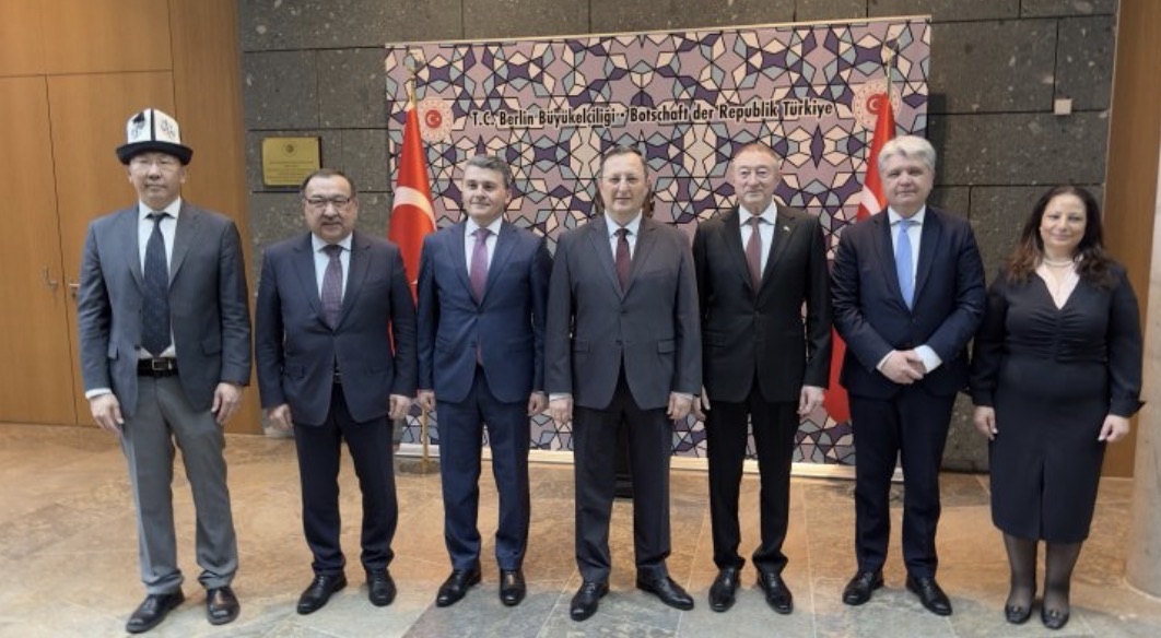 Azerbaycan Büyükelçiliği’nden Berlin’de önemli çıkış: Türk dünyası sadece kültür değil güç